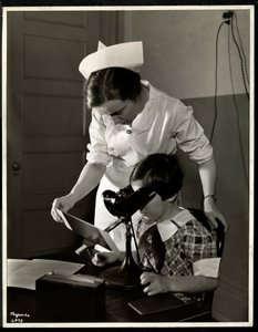 Verpleegster en een visueel gehandicapt meisje in de kliniek van de New York Association for the Blind, 114 East 60th Street, New York, 1934